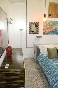 um quarto com uma cama e uma mesa em Green House Apartment al Massimo em Palermo