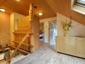 uma sala de estar com um tecto de madeira e uma escada em Leśna Odnowa em Borków
