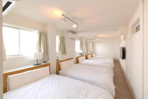 大阪市にあるHaginochaya apartmentの窓のある部屋のベッド1列