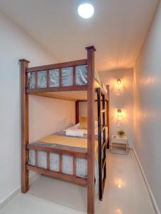 1 Schlafzimmer mit 2 Etagenbetten in einem Zimmer in der Unterkunft DORADO PLAZA GETSEMANI in Cartagena de Indias