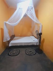 坦加拉的住宿－Milton Home Stay，客房内的小床和蚊帐
