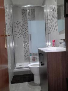ein Bad mit einer Dusche, einem WC und einem Waschbecken in der Unterkunft SWEET HOUSE CLOSE TO AIRPORT in Barcelona