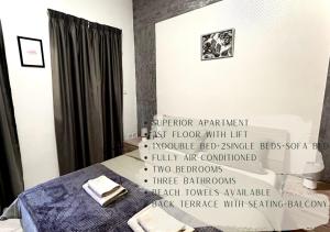 Dormitorio con cama con dosel en la pared en Arzella - spacious two bedroom apartments, en Xlendi