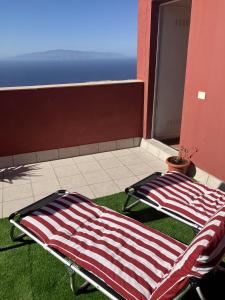 ein Bett mit amerikanischer Flagge auf dem Rasen auf dem Balkon in der Unterkunft Narancsvirág in Tejina de Isora