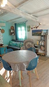 een woonkamer met een tafel en stoelen bij Charmant appartement au cœur de la montagne Corse in Zoza