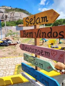 een straatbord met veel verschillende borden erop bij Caridade Loft in Monte das Gameleiras