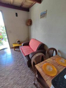 een woonkamer met een bank en een tafel bij Caridade Loft in Monte das Gameleiras