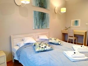 sypialnia z niebieskim łóżkiem z 2 poduszkami w obiekcie Apartamety i Pokoje Gościnne Na Jaskółczej w Świeradowie Zdroju