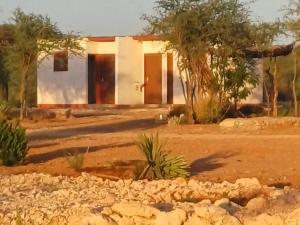 une maison au milieu d'un désert dans l'établissement ANSTA FARMHOUSE CAMPING & Nursery cc, à Outjo