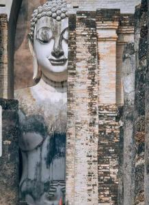 een standbeeld van een vrouw aan de zijkant van een gebouw bij Suk Sabai Homestay in Sukhothai