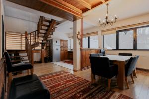 a dining room with a table and chairs at SpringChillVillaBrezovica in Prevalla