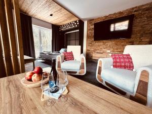 Posezení v ubytování Luxusní Apartmány Domovjanka - LYSÁ HORA, SMRK, KMÍNEK, SLAVÍČ