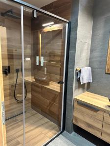 Koupelna v ubytování Luxusní Apartmány Domovjanka - LYSÁ HORA, SMRK, KMÍNEK, SLAVÍČ