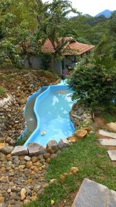 una piscina en el patio de una casa en Refúgio da Montanha - Cascata - Lumiar en Lumiar
