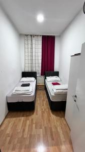 維也納的住宿－Hostel Wieden，客房设有两张床和窗户。