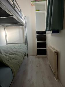 um pequeno quarto com um beliche e um closet em Veluwe chalet em Putten