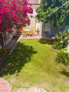 En have udenfor Amplia casa con jardín, churrasquera y cochera