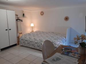 ein Schlafzimmer mit einem Bett und einem Tisch mit einer Lampe in der Unterkunft Studio neuf centre ville Quartier Libération in Nizza