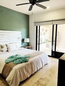 um quarto com uma cama grande e uma ventoinha de tecto em Apt -Spacious-Modern-Luxury-Comfort-Quiet Area em Tulum