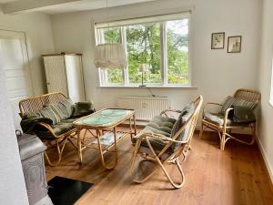 sala de estar con mesa y sillas en Fiskestugan – Country side cottage by lake, en Sjöbo