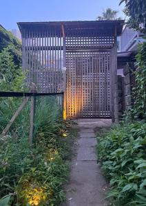 Una pasarela con una puerta en un jardín en 水龍Suiryu en Fujisawa