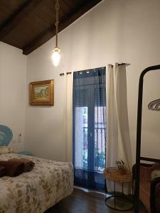 um quarto com uma cama e uma grande janela em El Mirador de la Azucena em Guadalajara