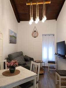 sala de estar con sofá y mesa en El Mirador de la Azucena en Guadalajara