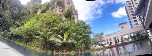 un bacino d’acqua con alberi e una montagna di IPOH Tambun the cove your ultimate relaxing gateaway 111 a Ipoh