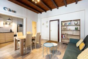 ローマにあるPiazza Navona Lovely Apartmentのリビングルーム(テーブル付)、キッチン