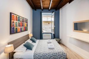 ローマにあるPiazza Navona Lovely Apartmentの小さなベッドルーム(ベッド1台付)