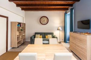 - un salon avec un canapé et un réveil sur le mur dans l'établissement Piazza Navona Lovely Apartment, à Rome