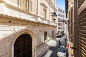 Une allée avec une voiture garée à côté d'un bâtiment dans l'établissement Piazza Navona Lovely Apartment, à Rome