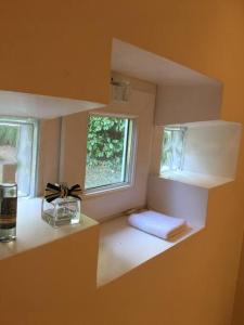 Habitación pequeña con ventana y toalla en la encimera en Maisonnette en clairière de forêt, en Gambais