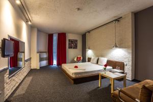 um quarto de hotel com uma cama e um sofá em Art Hotel Simona em Sófia