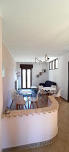 ein Wohnzimmer mit einem Tisch und Stühlen in der Unterkunft Natura Affittacamere in Campobasso