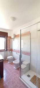 ein Badezimmer mit 2 WCs und einer Dusche in der Unterkunft Natura Affittacamere in Campobasso