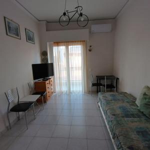 TV a/nebo společenská místnost v ubytování Loutraki-SPA-Apartment
