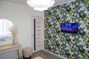 een woonkamer met bloemenbehang bij Апартаменты Металлист посуточно ЛЮКС in Charkov