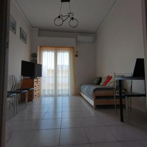 TV a/nebo společenská místnost v ubytování Loutraki-SPA-Apartment