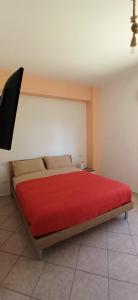 een slaapkamer met een bed met een rode deken bij Natura Affittacamere in Campobasso