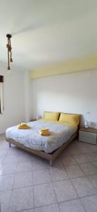 ein Schlafzimmer mit einem Bett mit gelben Kissen darauf in der Unterkunft Natura Affittacamere in Campobasso