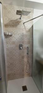 een douche met een douchekop in de badkamer bij Natura Affittacamere in Campobasso