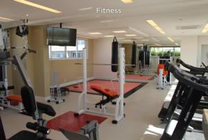 uma sala de fitness com passadeiras e um ginásio em Apartamento Studio em São Bernardo em São Bernardo do Campo