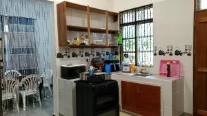 eine Küche mit Spüle und Herd in der Unterkunft Amour Kendwa Beach House in Kendwa