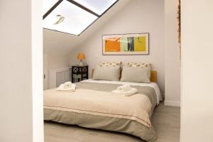 Un pat sau paturi într-o cameră la Ático nuevo en corazón de Málaga