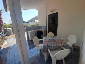 balcón con mesa y sillas en el patio en Vulcano: La Porta Delle Eolie 2.0 en Vulcano