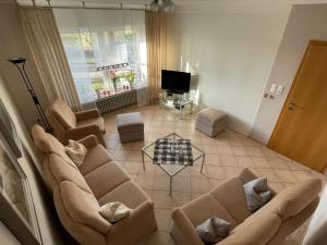 Sala de estar con 2 sofás y TV en Ferienhaus Becksvoort 49624 Löningen im Hasetal en Löningen