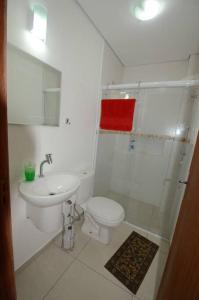 a bathroom with a toilet and a shower and a sink at Casa Campeche 5 minutos, a Pé, da Praia in Florianópolis