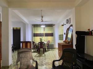 TV a/nebo společenská místnost v ubytování Velvette Home Hikkaduwa