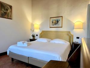 A bed or beds in a room at Hotel Relais Il Cestello